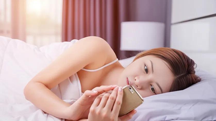 睡前别再这样玩手机了，危害真的很大，网友：很慌，下次不敢了！