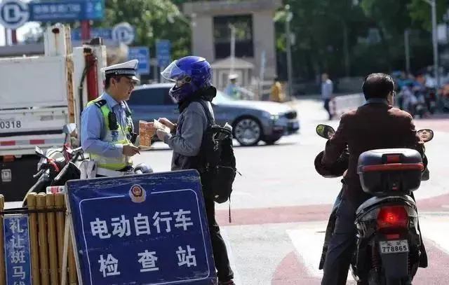 不能只戴头盔！ 11月1日起，严查电动车上路四大行为，处罚明确