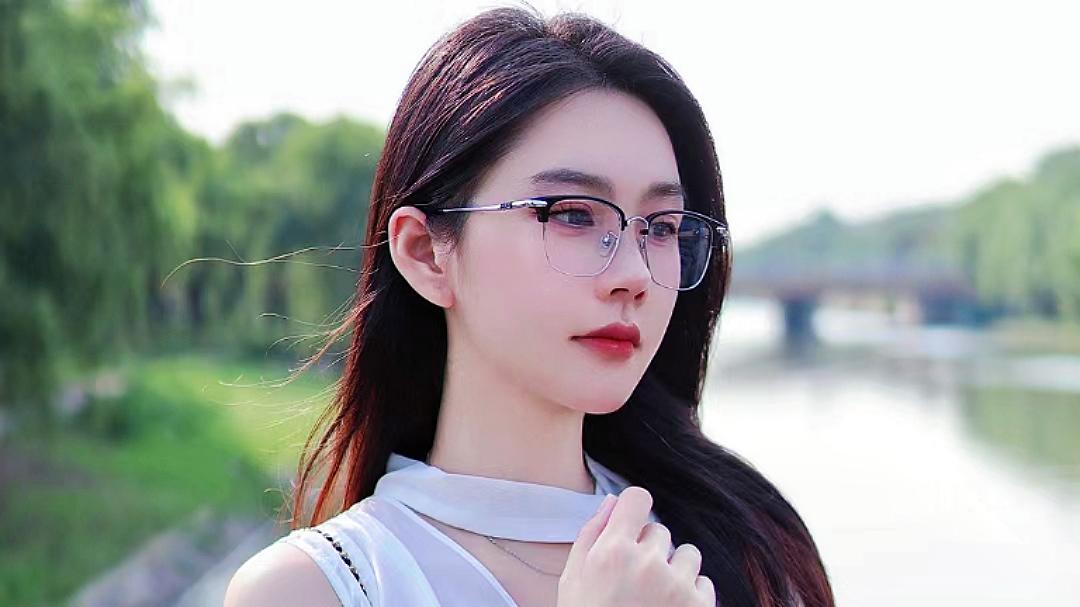 时尚法式网纱v领包臀短裙，甜美又性感！很适合小个子的女生穿搭。