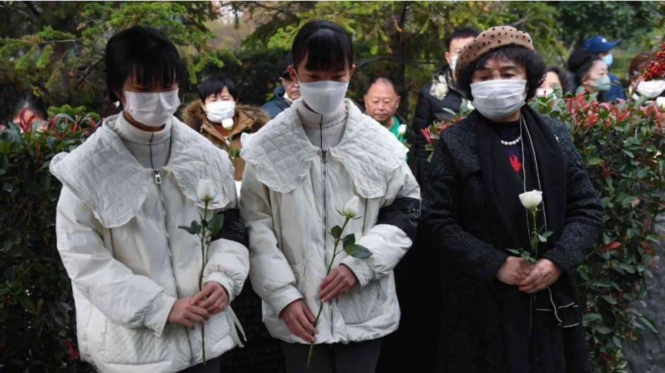 60岁产妇丧夫，葬礼上穿军装盖国旗，12岁双胞胎女儿为其送行