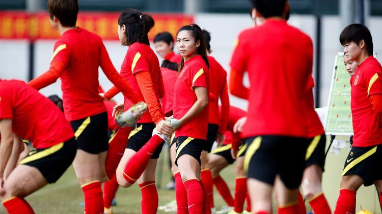 中国女足0-3负巴西，王霜第二节亮相