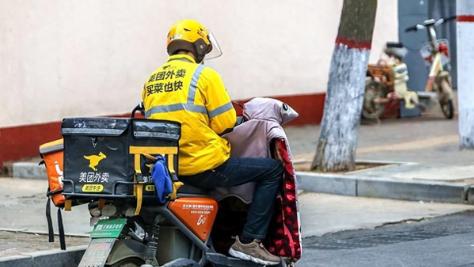 外卖员撞坏豪车引发社会思考，车主宽容背后的深层含义