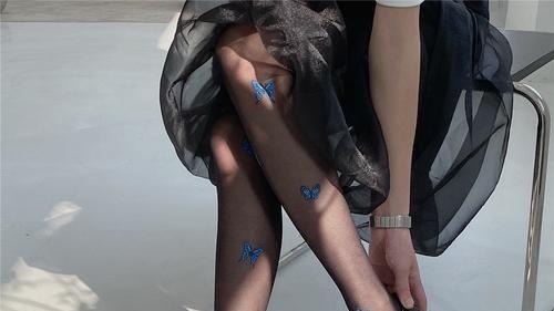 为什么穿丝袜脚更臭，而穿棉袜不容易脚臭且更透气呢？