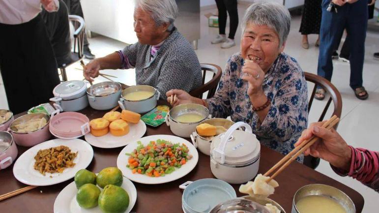 空巢老人“吃饭难”，“老人食堂”多地普及，80岁免费吃，真好！