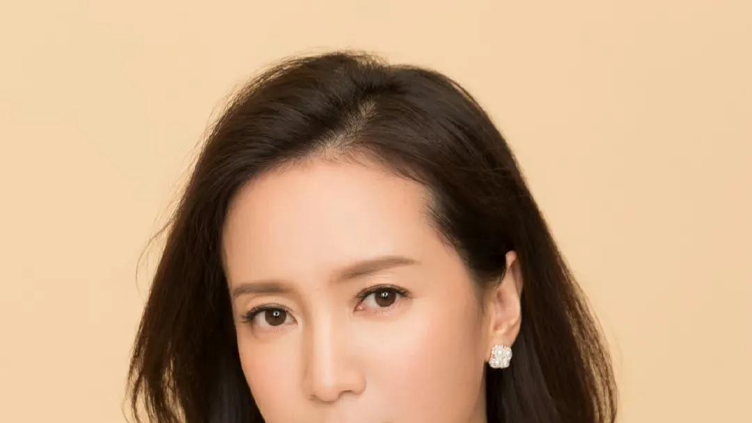 演员胡小庭：母亲瘫痪，父亲截肢，因太悲伤女儿提前一个月出生