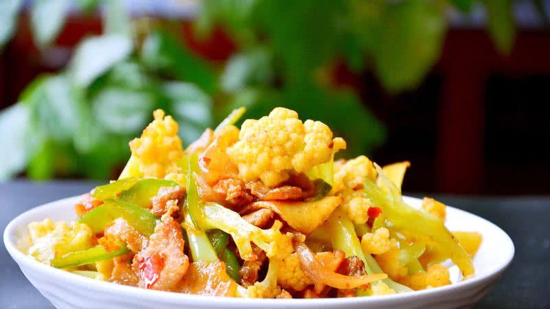 香气四溢！干锅有机花菜炒肉片，美味撩拨味蕾，停不了口的美食享受！