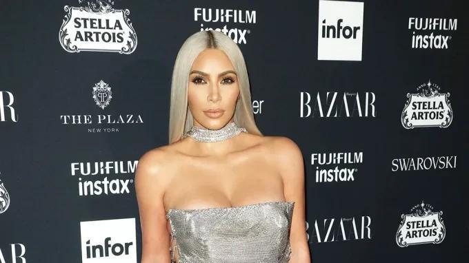 金·卡戴珊和科勒穿着相同的小内衣和开叉裙拍摄画报，性感十足