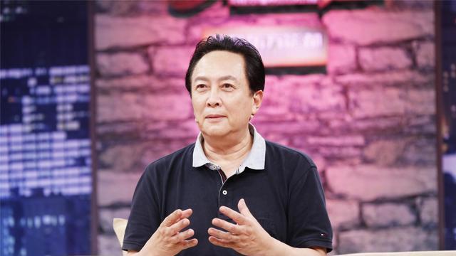 大瓜来了！唐国强被疑移民美国，在美国过年，与“晶女郎”聚会