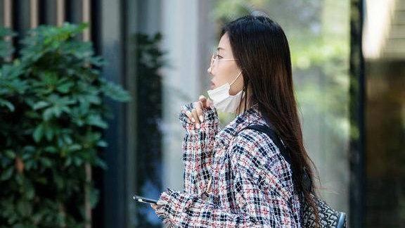 长款衬衫搭配穿出了时尚感，也展现了美女的艺术气质