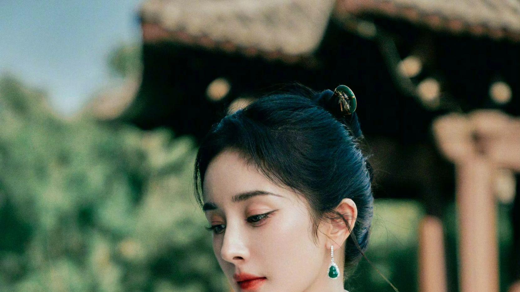 勇敢的人先爬上铺，成功的人用翡翠铺路