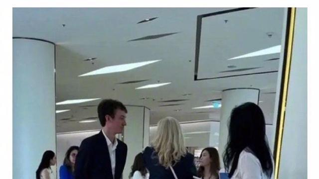 Lisa与首富现身泰国，在LV的专柜店面巡视，猜测见家长好事将近
