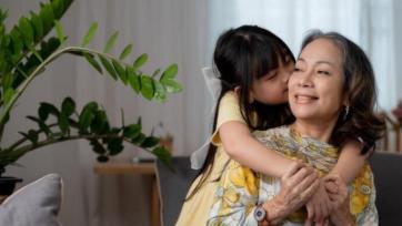 奶奶的甜蜜关爱，姥姥的责任教育：你更喜欢哪一个？