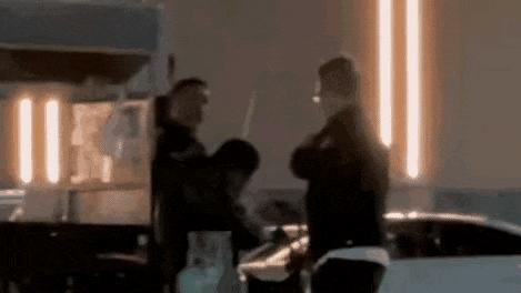 闹大了！商贩被城管持刀殴打，倒赔对方5000元，官方回应惹来一场热议