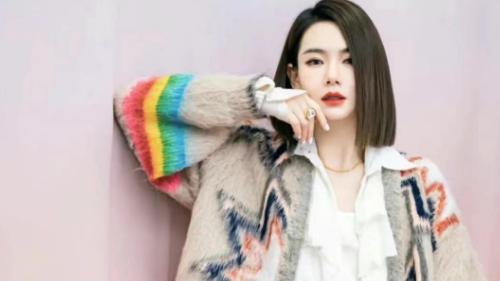 戚薇这身时尚打扮，孕期妈妈就该向她学习，永远做自己心中的小女孩