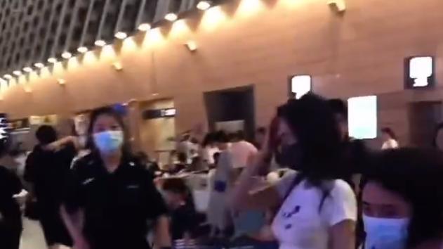 baby带儿子飞巴黎，小海绵穿上万元鞋子惊到网友，露正脸被赞超帅