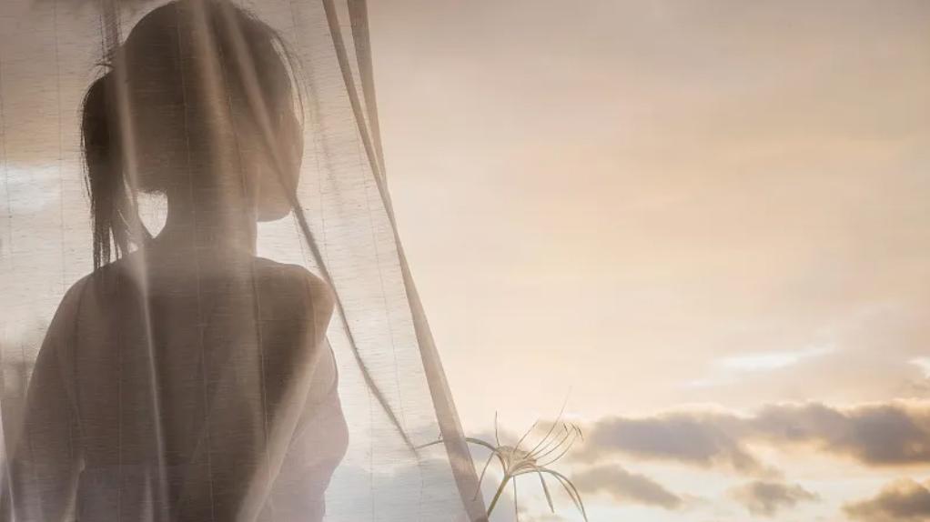 立后当天，他牵着害死了我全家的女人行礼叩拜，可这江山，明明是我陪他打下来的呀……