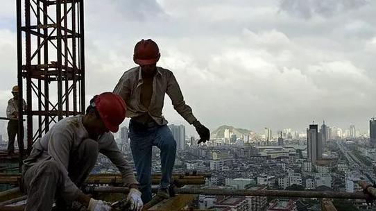 60岁工人确诊甲状腺肿瘤，医生：炒菜爱放3种调料，甲腺水泄不通