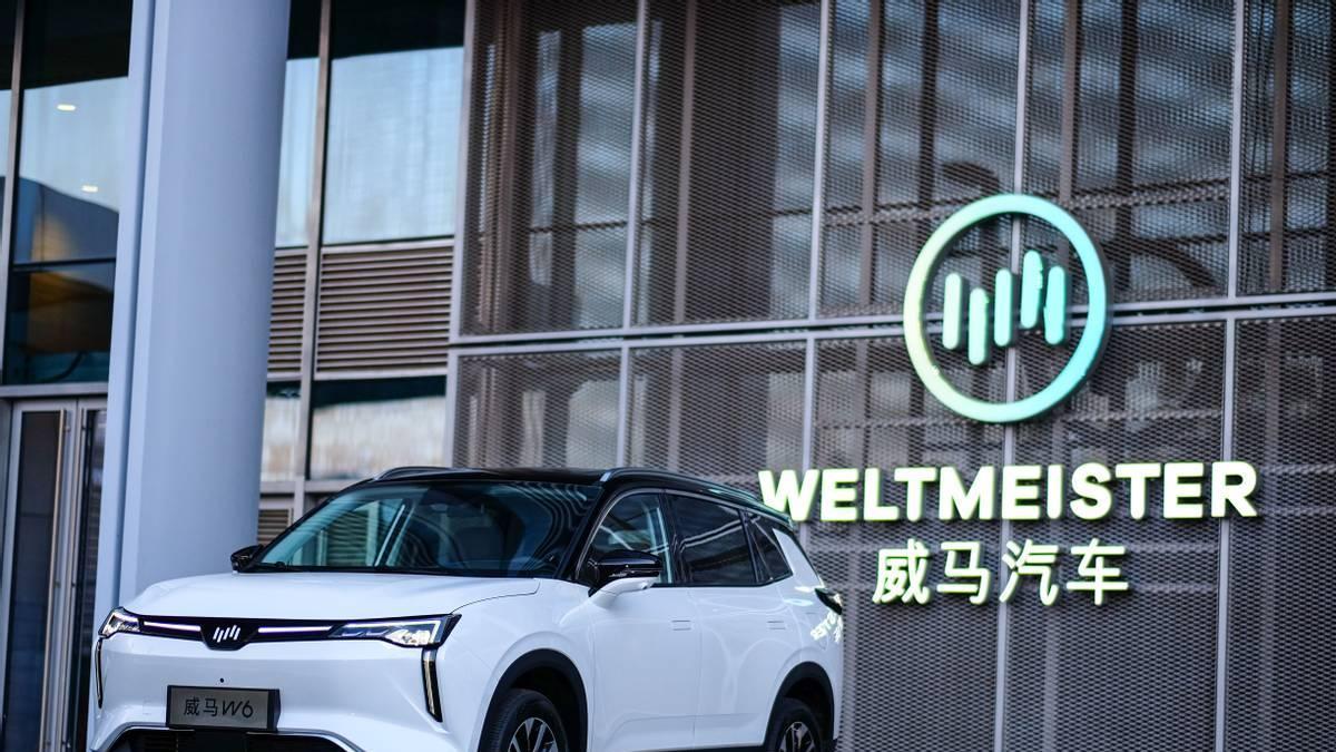 年亏82亿的企业，普通人只拿1700元底薪，董事长却年薪12亿