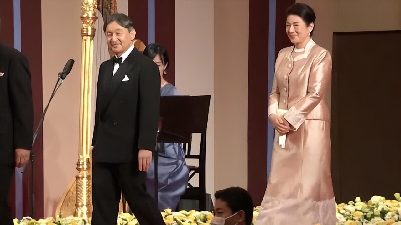 日本雅子皇后闪耀颁奖礼！这身蕾丝粉裙太惊艳了，终于不穿职业装
