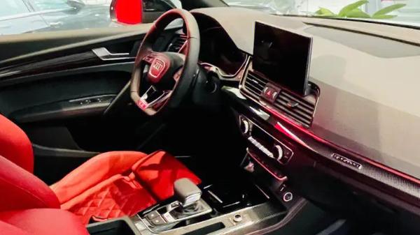 奥迪SQ5 Sportback，采用了独特的溜背式设计，高品质的内饰材料