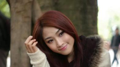 中年女人的情感困境：三个表现出她想念你，却不敢主动联系！