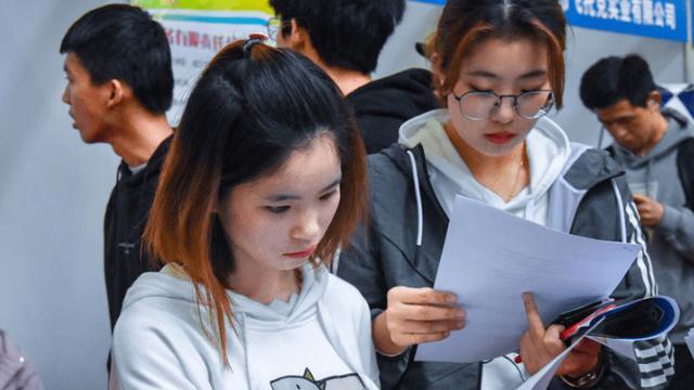 热门却难就业的4个大学专业，2023年考生趁早了解，最好别选错了