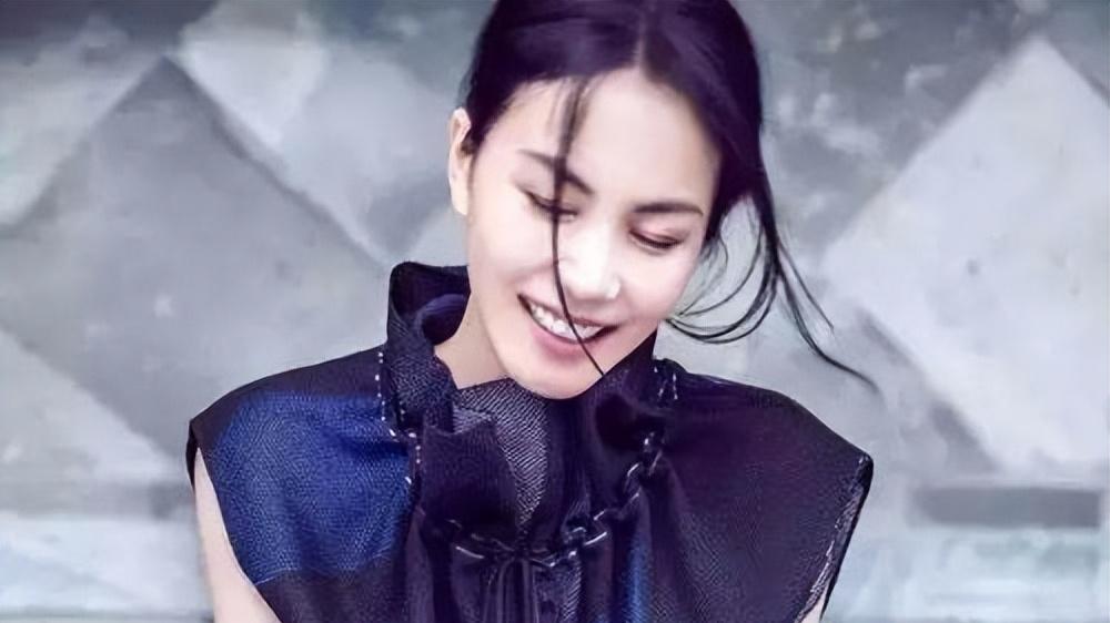 王菲26岁大女儿窦靖童与妹妹窦佳嫄，新照引热议，随心所欲也是错
