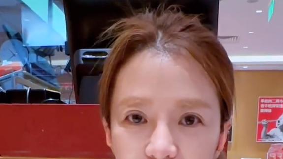 50岁的朱迅藏不住了，眉毛变黄发白太憔悴，颈部皮肤松弛明显