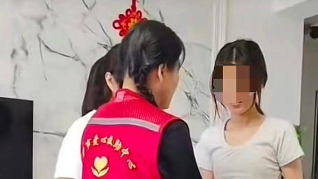 家装豪华、穿戴名牌、苹果手机 “贫困”女孩受资助惹争议