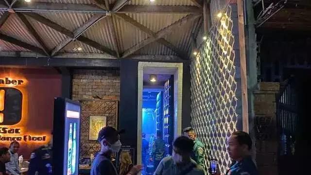 夜场是非多！金边又有一家夜场被突袭，100多人被带走