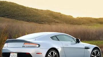 V12 Vantage：力量与激情的完美结合，阿斯顿·马丁跑车的巅峰战神