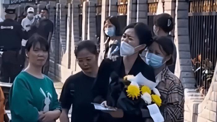 “跳楼母亲”生前工作照曝光，同事：是销售冠军，家里不差钱！