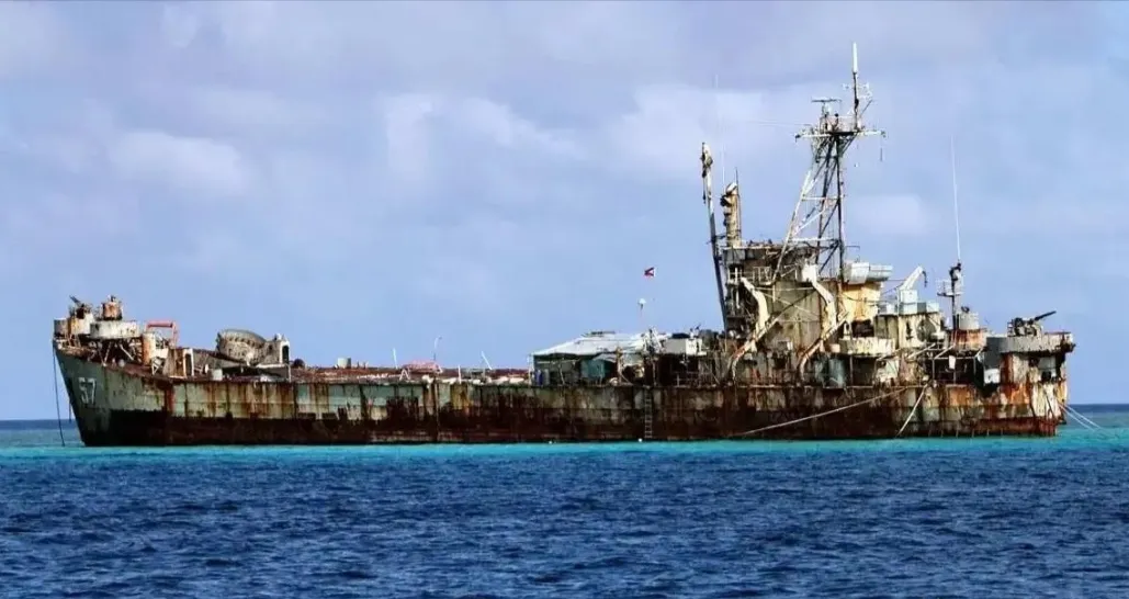 不等了？24年后‮国中‬拖船‮身现‬仁爱礁，菲律‮登宾‬陆船‮能可‬要‮再说‬见！