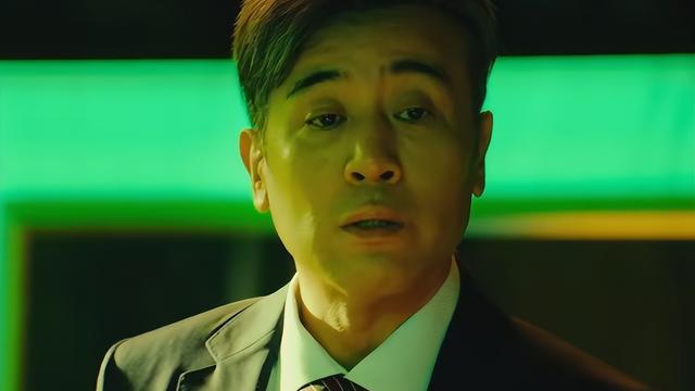 《坚如磐石》口碑极佳，只因于和伟的演技超强，衣品也非常出众