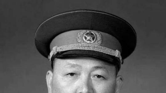 毛主席临终前，为何将兵权交给陈锡联？事实证明了主席的深谋远虑