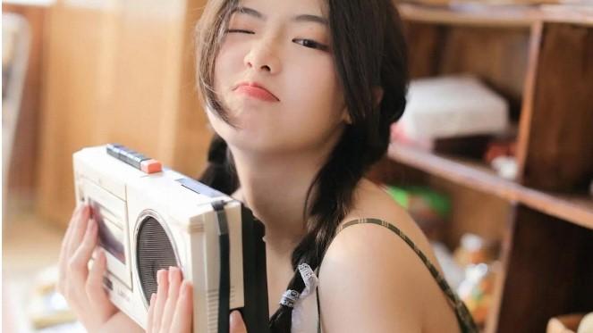 重男轻女的家庭有多可怕？只因姐姐吃了弟弟的鸡腿，没想到就被父母拿衣架狠狠抽打