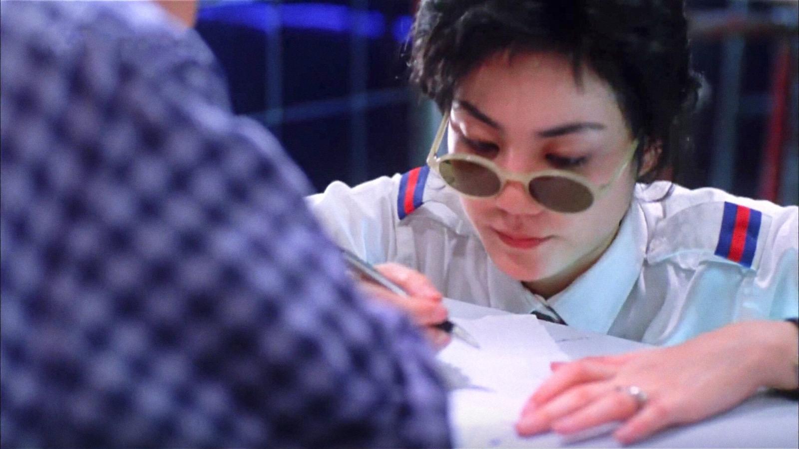 疏离与温情：王家卫的电影《重庆森林》中的都市情感剖析