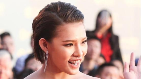 因扮丑搞怪走红，曾是小时代中笑点担当，今儿女双全还要生四胎