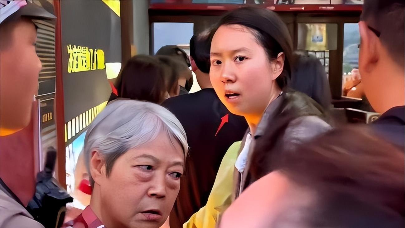 五一插队事件闹大！插队女子开通打赏，邻居曝猛料把婆孙扒个底掉