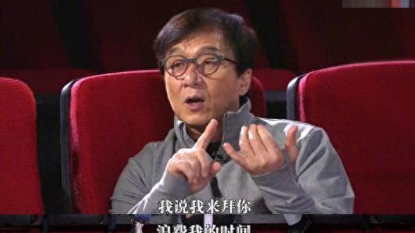 成龙86岁父亲病重，他去医院探望：爸爸，你死后我不会拜你的