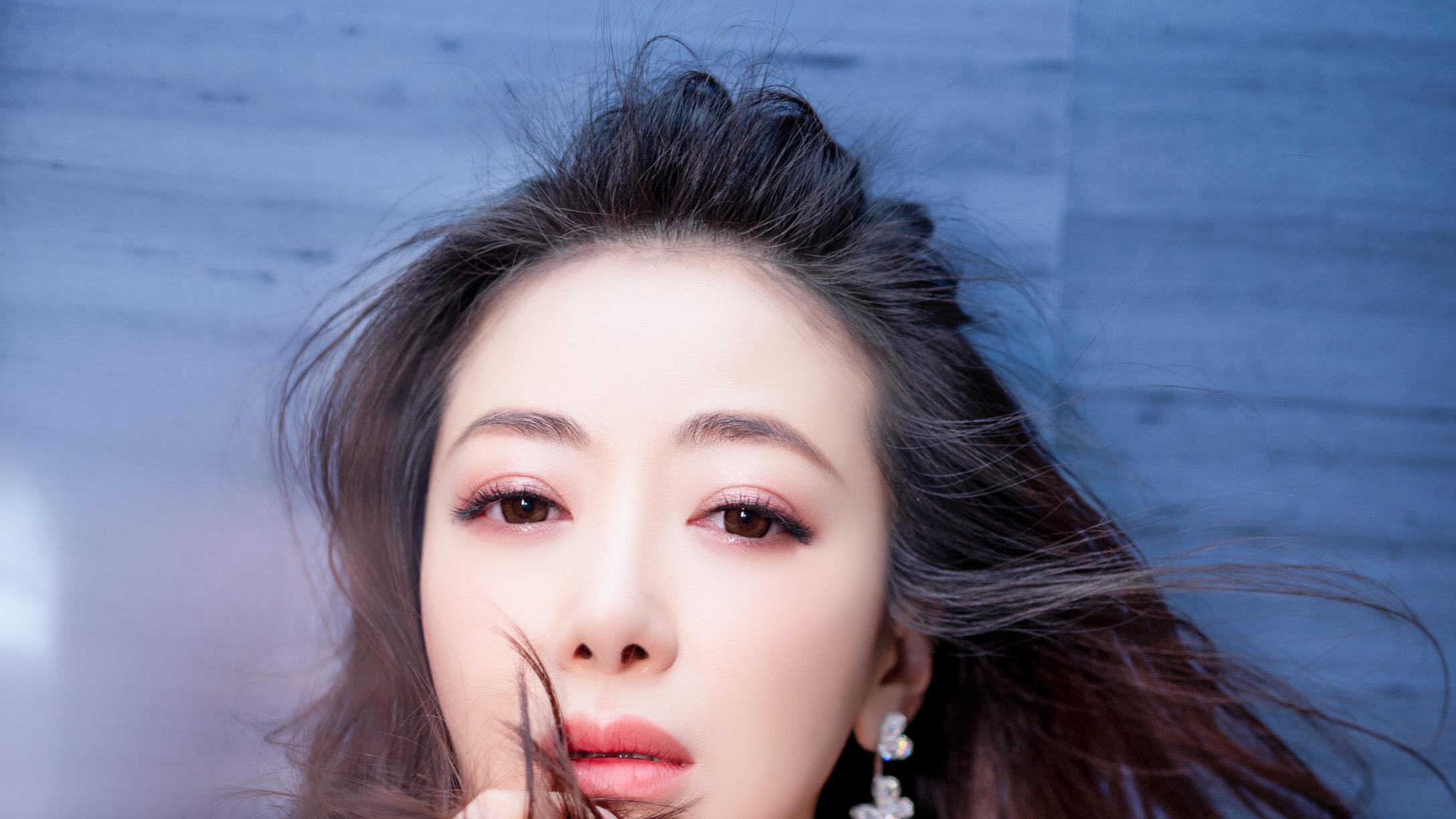 陈紫函哪像奔五人？穿白裙秀“花瓶身材”