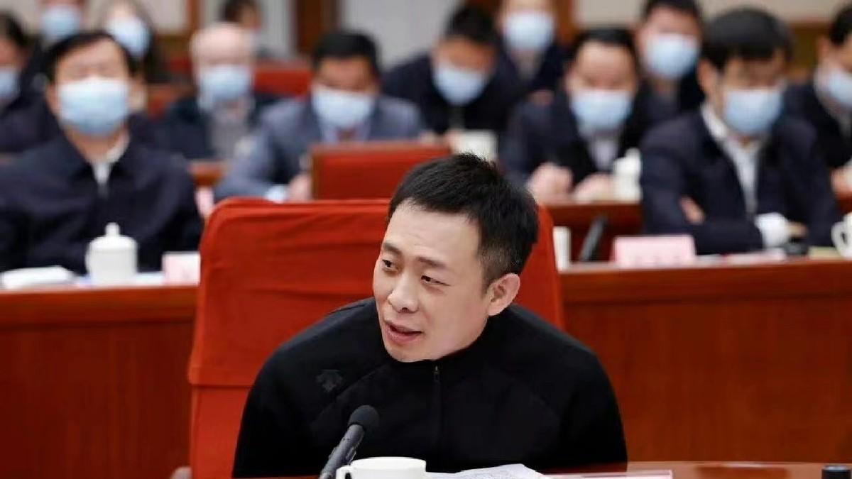 张译登上央视《新闻联播》！穿运动外套出席座谈会，帅得一脸正气