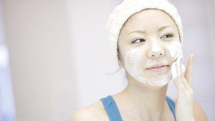 男孩子脸出油用什么洗面奶