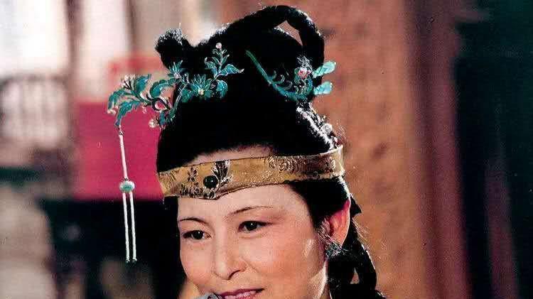 贾府连小姐们二两脂粉钱都供不起了，王夫人为什么还不裁员