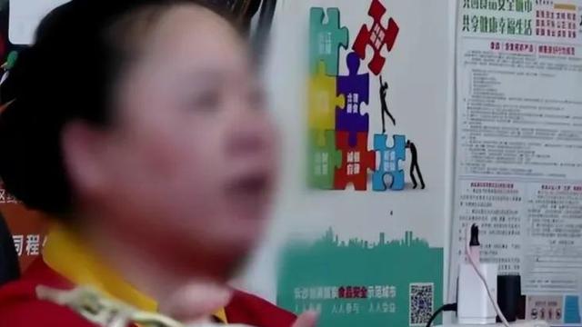 45岁男子在外打工三年，深夜回家，发现屋里不对劲，于是报了警