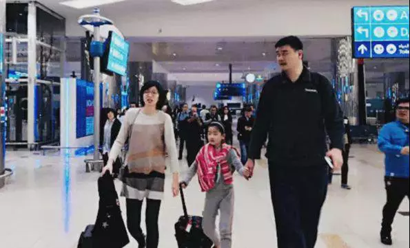 陷入被查风波后，姚明紧急安排妻子出国，背后真因曝光，名嘴发声