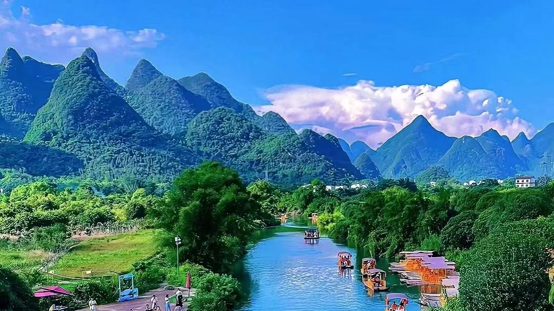 桂林山水，素有"桂林山水甲天下"的美誉，被誉为中国最美的山水之一