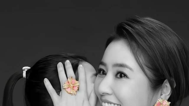 林心如首次带女儿小海豚拍广告，遭网友指责其表里不一