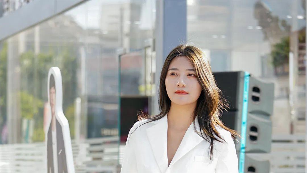 女性美——白色西服搭配一字带细高跟凉鞋