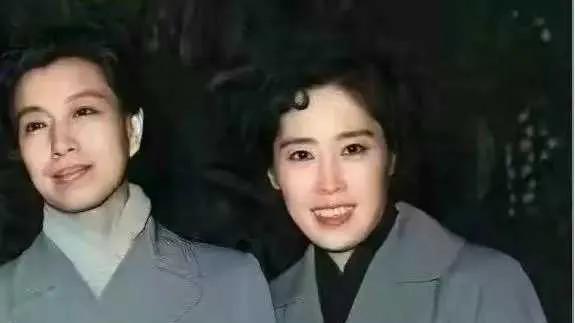 54年，她们看起来就像一对亲密的姐妹。